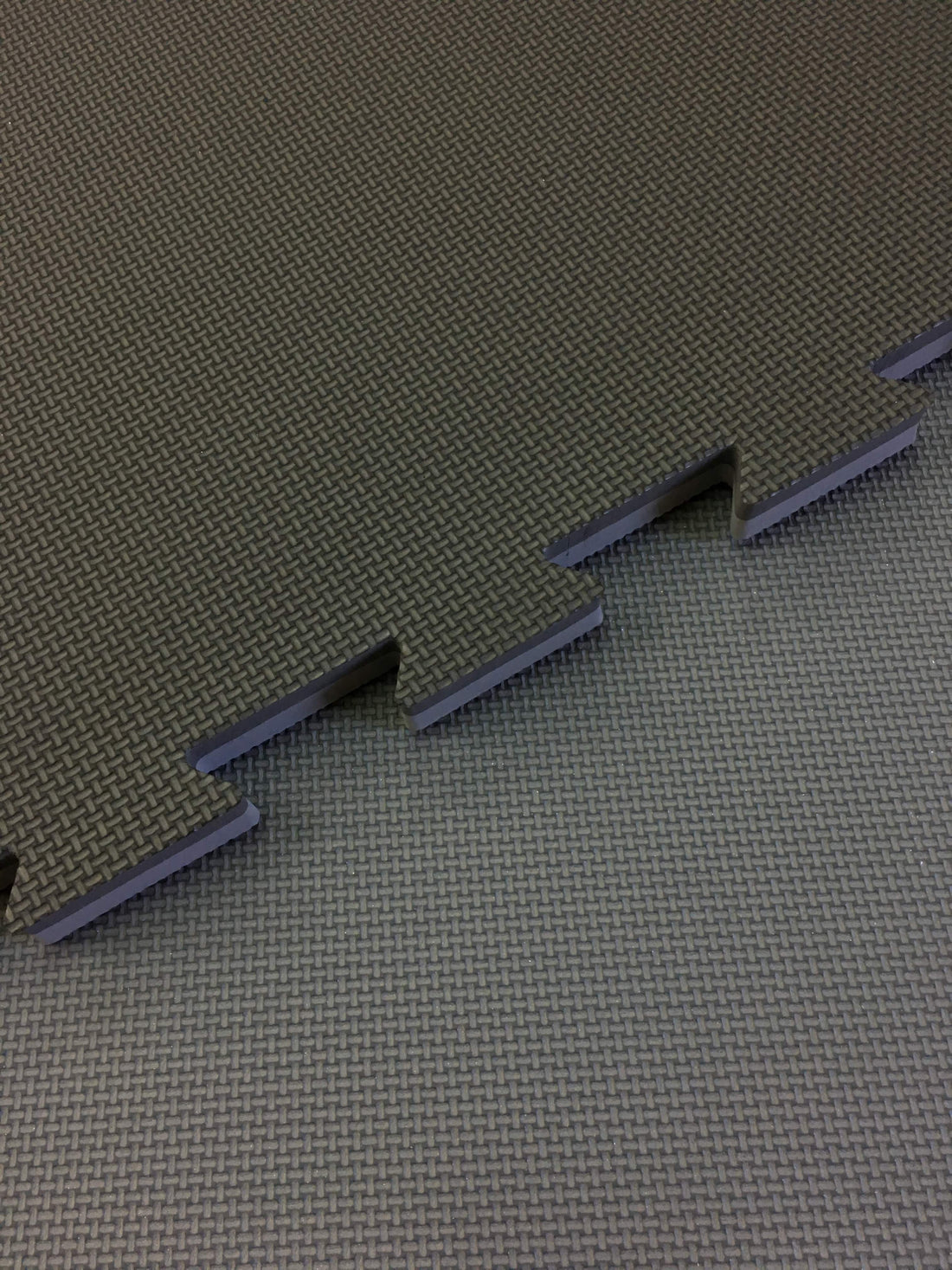 Športová podložka tatami 100x100x4 cm LEE šedo-čierna