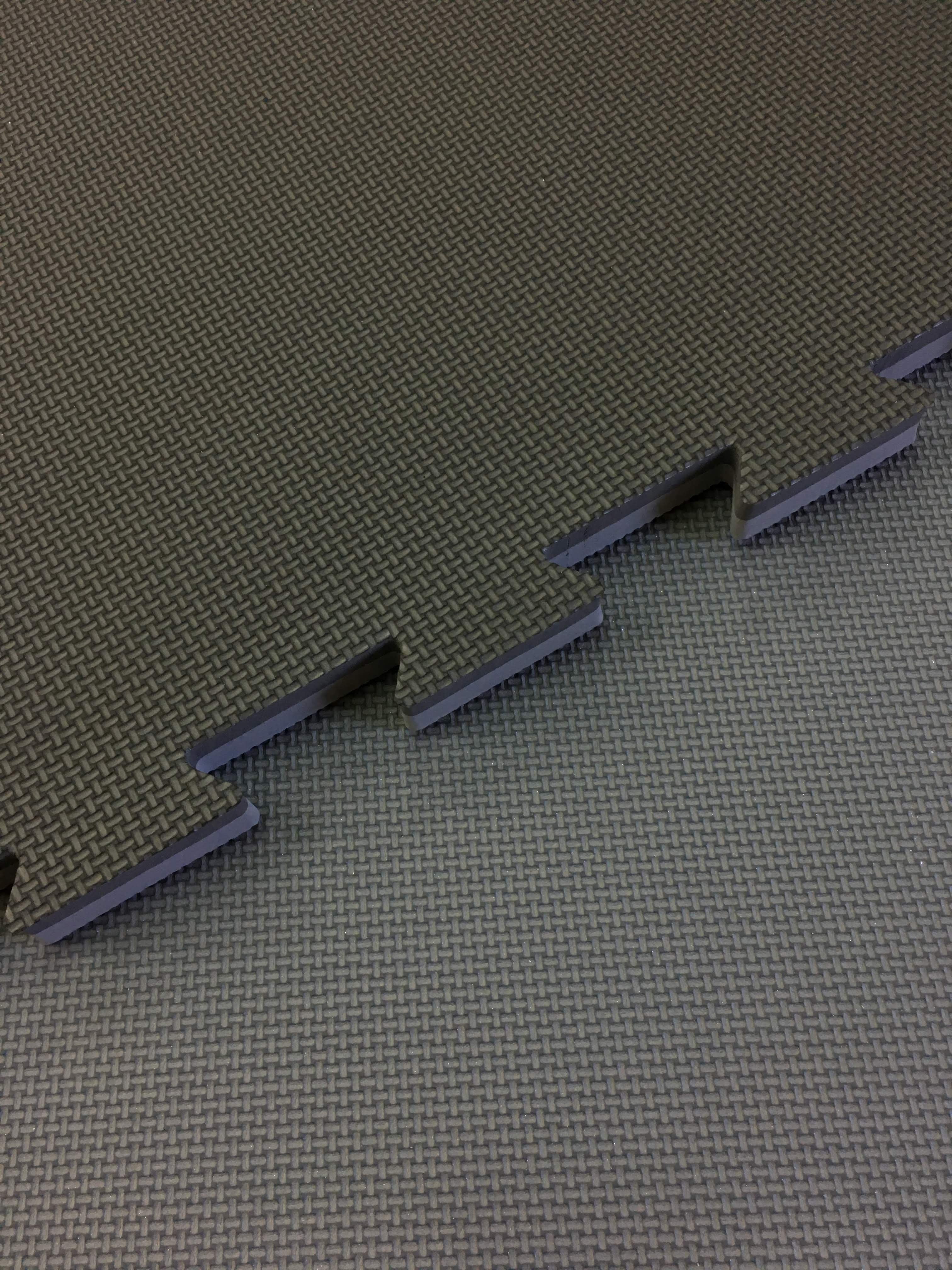 Športová podložka tatami 100x100x4 cm LEE šedo-čierna